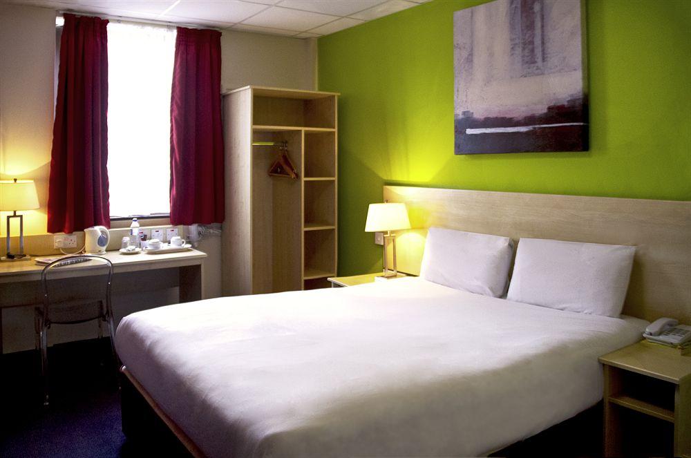 Отель Ibis Styles London Walthamstow Экстерьер фото